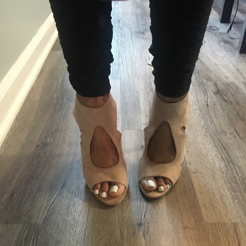 Shoe Dazzle Nude suede 8 1/2 Heels